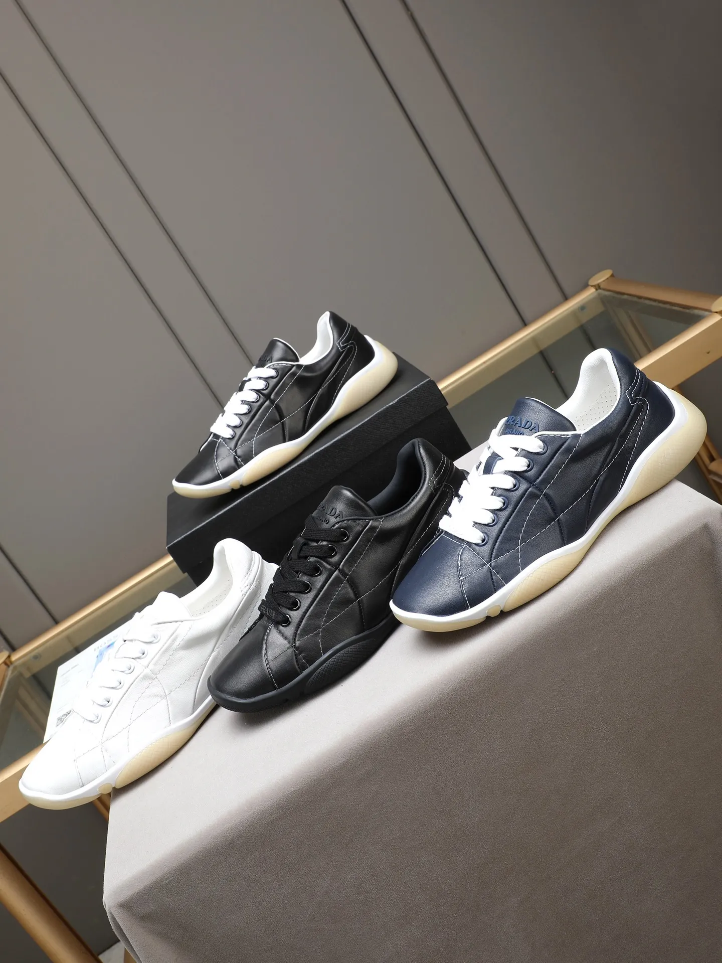 Men's Men's Shoes 💰700 Prada/Prada 1:1 men's casual shoes combine comfort with sophisticated and innovative design. The latest model features a sporty silhouette with visible topstitching that echoes the dynamic lines of the original. Inspired by driving shoes, this sneaker uses a soft and even cow upper, with a light and flexible rubber sole with a concave and convex pattern pattern, giving the sneaker a light appearance and smoothness. The upper is equipped with sports-style stitching, the tongue and laces are injection molded with Epoxy logo, sheep lining and cow foot pads, TPU ultra-light outsole, the upper foot is soft and comfortable, light and breathable! Code:38-39-40-41-42-43-44 (45 customized)